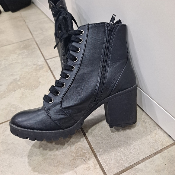 Black Boots, Size 8 - Picture 3 of 4